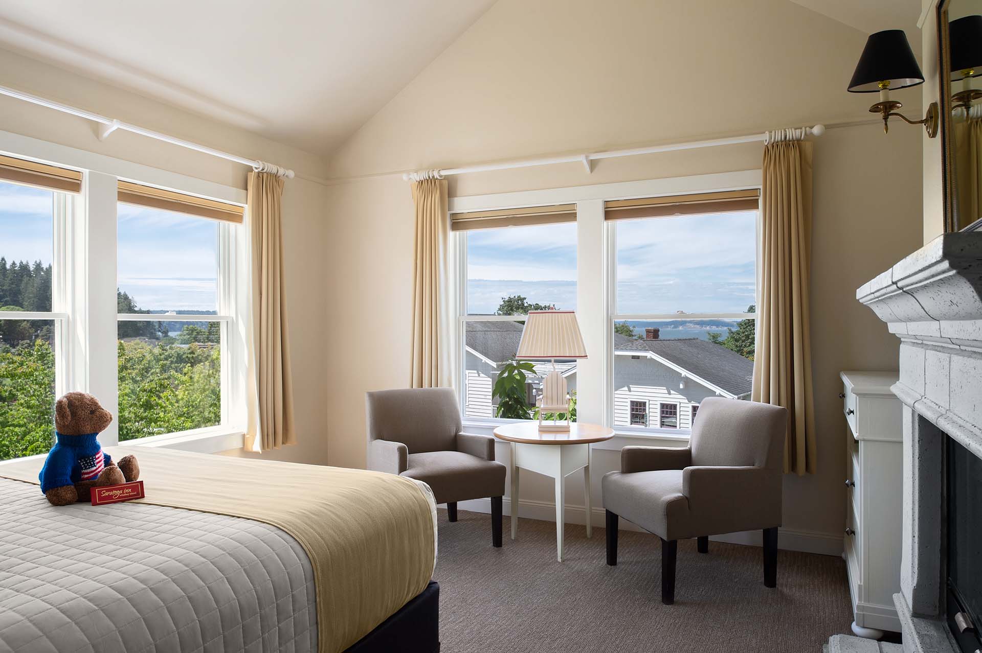 Deluxe Queen Rooms Saratoga Inn Whidbey Island