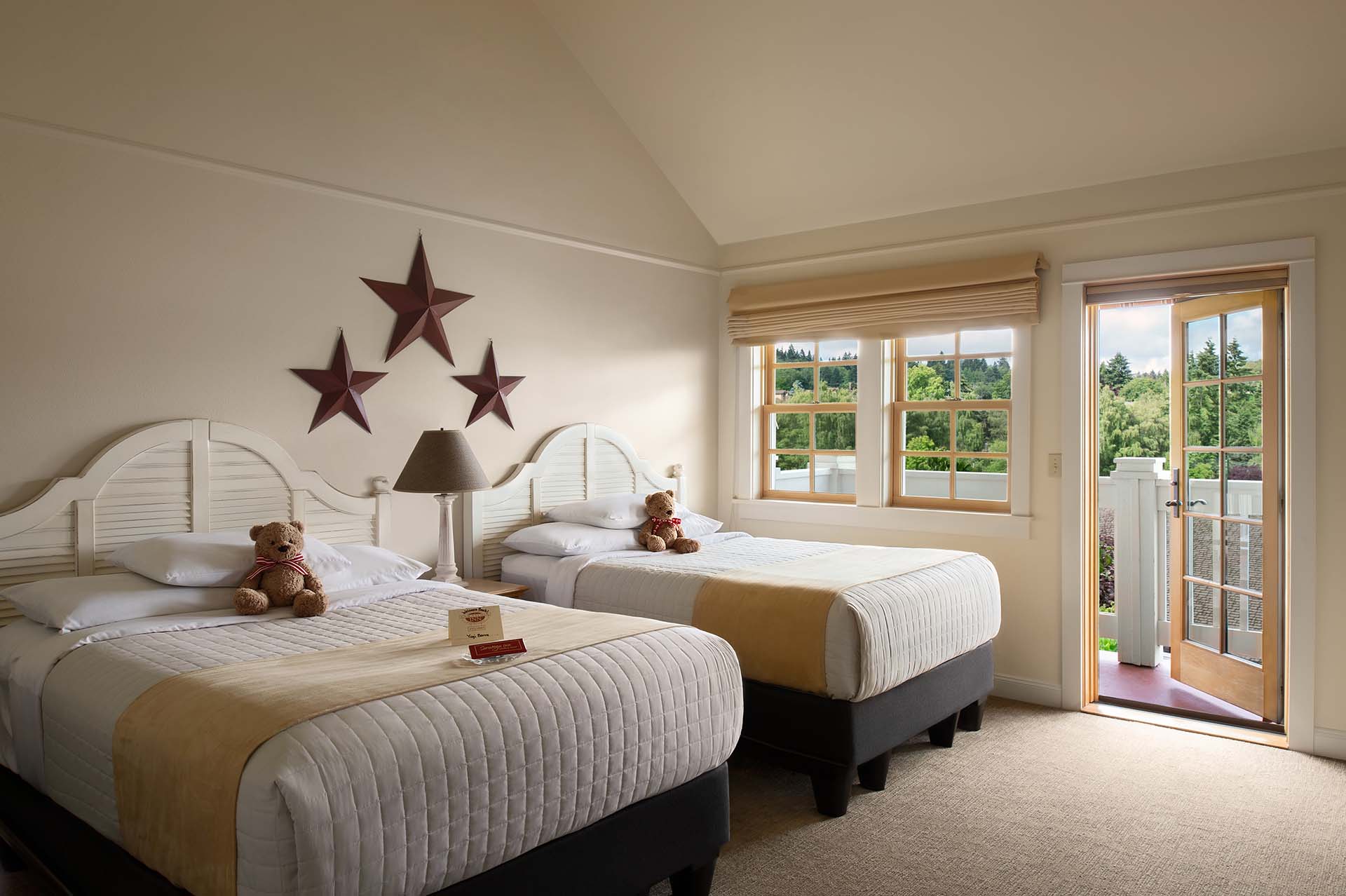 Deluxe King Rooms Saratoga Inn Whidbey Island
